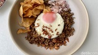 Andaliman Fried Rice (Rp 58.000) juga sayang dilewatkan. gorengnya disajikan dengan acar bawang merah, bawang merah goreng, keripik singkong, dan telur mata sapi. Foto: detikFood / Riska F