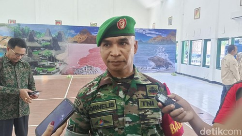 Danrem 161/Wira Sakti Kupang, Brigjen Joao Xavier Barreto Nunes, saat menyerahkan piagam penghargaan kepada Sertu Kornelis Bei Meo di Kupang, NTT. (Yufengki Bria/detikBali).