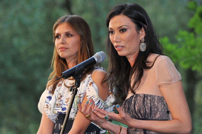 Bagi Elena, ini bukan pernikahannya. Ia pernah menjadi istri Alexander Zhukov, seorang bankir asal Rusia yang menetap di Inggris. Salah satu putri mereka adalah Dasha Zhukova, sosialita yang eksis di kalangan selebriti Hollywood. Foto ini memperlihatkan Dasha bersama Wendi di sebuah acara amal pada 2011. (Foto: The Image Gate/Getty Images for Credit Suisse)