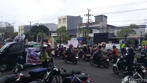 Demo di depan Kantor Gubernur Sulsel terkait W Super Club Makassar.