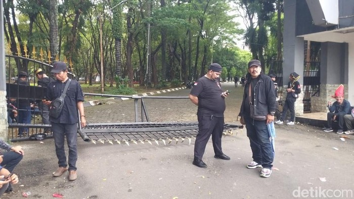 Demo di depan Kantor Gubernur Sulsel terkait W Super Club Makassar.