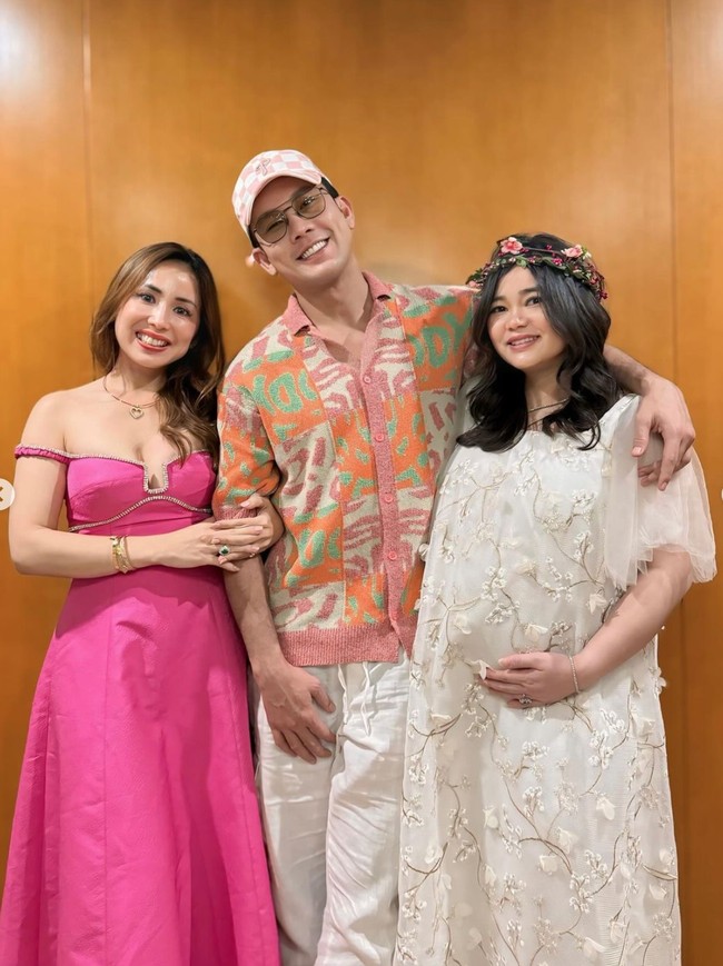 Olivia tampil cantik dan anggun mengenakan dress warna putih dengan ornamen-ornamen bunga berwarna senada. Rambutnya juga tampak ditata rapi dan dibuat bergelombang. Foto: Instagram/@sumargodenny