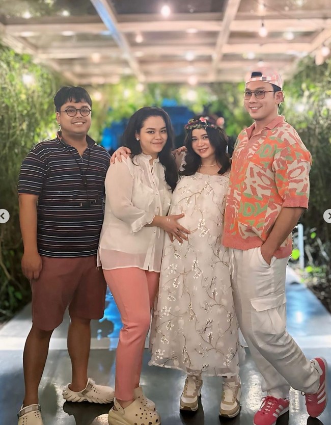 Sebagai suami siaga, Denny Sumargo terlihat setia mendampingi sang istri yang sedang hamil besar. Keduanya pun tampak berpose bersama para tamu yang hadir. Foto: Instagram/@sumargodenny