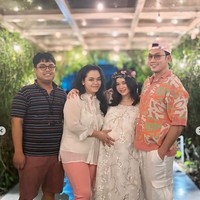 Sebagai suami siaga, Denny Sumargo terlihat setia mendampingi sang istri yang sedang hamil besar. Keduanya pun tampak berpose bersama para tamu yang hadir. Foto: Instagram/@sumargodenny