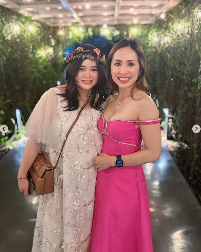 Kakak Olivia, Jane Allan juga tampak hadir dan berpose bersama sang adik. Terlihat sang kakak yang dulu pernah menjadi model majalah remaja mengenakan dress berwarna fuschia. Foto: Instagram/@sumargodenny