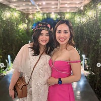 Kakak Olivia, Jane Allan juga tampak hadir dan berpose bersama sang adik. Terlihat sang kakak yang dulu pernah menjadi model majalah remaja mengenakan dress berwarna fuschia. Foto: Instagram/@sumargodenny