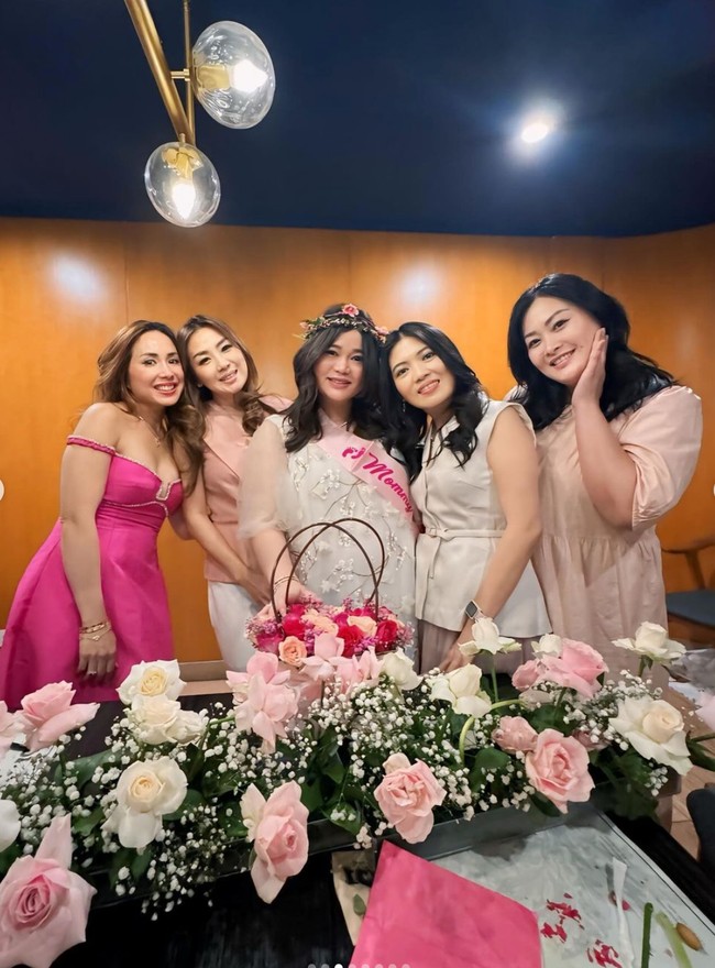 Lokasi acara baby shower tersebut tampak sudah dihias dengan dekorasi simpel berupa bunga-bunga bernuansa pink. Para tamu yang hadir juga terlihat kompak mengenakan busana bernuansa pink. Foto: Instagram/@sumargodenny