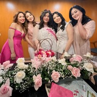 Lokasi acara baby shower tersebut tampak sudah dihias dengan dekorasi simpel berupa bunga-bunga bernuansa pink. Para tamu yang hadir juga terlihat kompak mengenakan busana bernuansa pink. Foto: Instagram/@sumargodenny