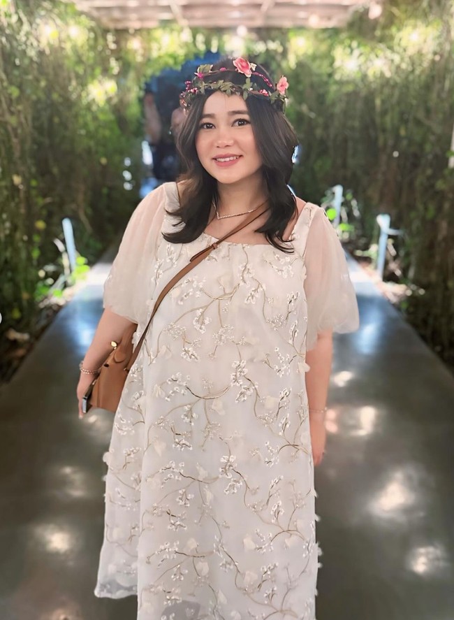 Tengah hamil besar, banyak yang menyebut aura bumil Olivia semakin terpancar. Cantik amat Bumil, komentar salah seorang netizen. cantik amat bumil masyaAllah..sehat2 ya lancar persalinan nya amin, tambah netizen lain. Foto: Instagram/@sumargodenny