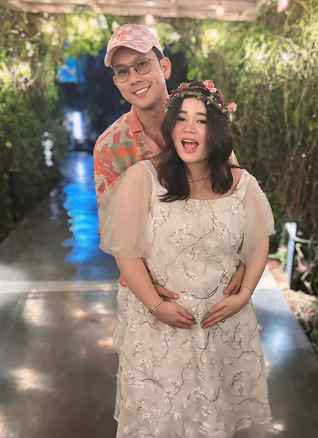 Sudah semakin mendekati persalinan, baby bump di perut Olivia juga semakin besar dan jelas terlihat. Tampak jelas Denny dan Oliv sudah tak sabar menanti kehadiran anak pertama mereka. Foto: Instagram/@sumargodenny