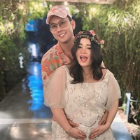 Sudah semakin mendekati persalinan, baby bump di perut Olivia juga semakin besar dan jelas terlihat. Tampak jelas Denny dan Oliv sudah tak sabar menanti kehadiran anak pertama mereka. Foto: Instagram/@sumargodenny