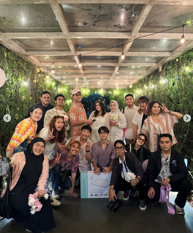 Menjelang persalinan, istri Denny Sumargo, Olivia Allan, mendapat kejutan baby shower dari orang-orang terdekatnya. BUMIL TERHARU dikasih suprise BABY SHOWER, tulis keterangan unggahan Denny. Foto: Instagram/@sumargodenny