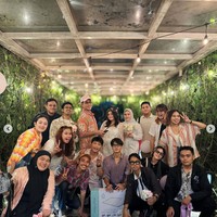 Menjelang persalinan, istri Denny Sumargo, Olivia Allan, mendapat kejutan baby shower dari orang-orang terdekatnya. BUMIL TERHARU dikasih suprise BABY SHOWER, tulis keterangan unggahan Denny. Foto: Instagram/@sumargodenny
