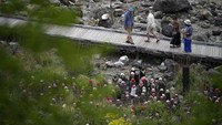 Pengunjung melihat deretan patung Jizo di Nasu, Prefektur Tochigi, Jepang utara, 2 Juni 2024.