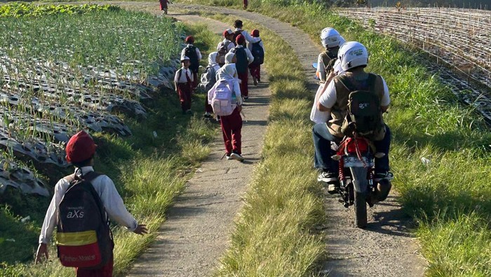 Desa Butuh terletak di lereng Gunung Sumbing, Kabupaten Magelang