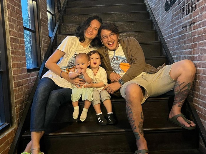 Dimas Anggara dan Nadine Chandrawinata