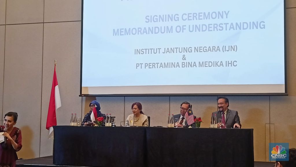 Dirut IHC Mira Dyah Wahyuni (dua dari kiri) dan Dato Akmal Arief Mohamad Fauzi, Timbalan Ketua Pegawai Eksekutif, Institut Jantung Negara (paling kanan) dalam konferensi pers MoU IJN dan IHC, Jakarta, Senin (3/6/20204). (վ/Ferry Sandi)