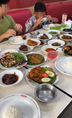 Disangka Minuman, Bocah Ini Seruput Air Kobokan saat Makan di Resto Padang