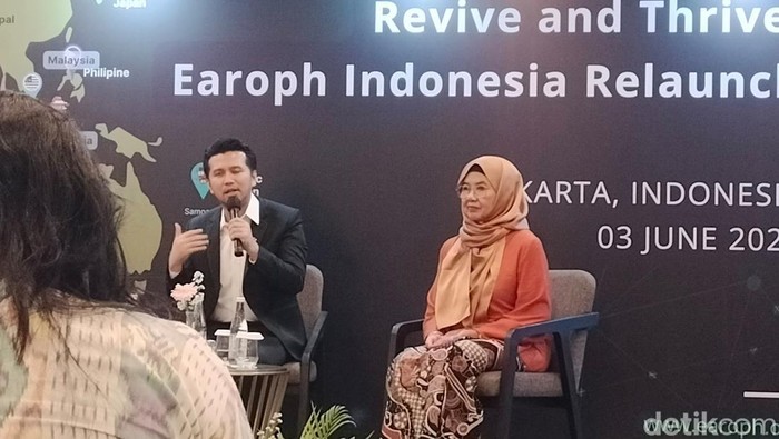 Presiden EAROPH Internasional Emil Elastianto Dardak dan Honorary President EAROPH International MDM Khairiah Talha