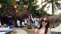 Momen Eca liburan di Bali juga terlihat ketika berpose di beach club. Ia juga menikmati jus yang segar. Foto: Instagram @elsaajapasal