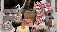 Eca Aura juga sempat membagikan banyak kue ulang tahun yang dikirimkan untuknya. Kuenya tampak lucu, ada yang bertingkat dan per potong kecil. Foto: Instagram @elsaajapasal