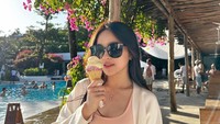 Eca juga pernah liburan ke Bali dan berpose di pinggir kolam renang. Saat itu, ia juga sedang menikmati es krim dengan 2 scoop. Foto: Instagram @elsaajapasal