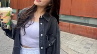 Eca juga tampak berpose di depan Demo Bar. Tak hanya itu, ia juga jajan es kopi susu dari coffee shop Fore. Foto: Instagram @elsaajapasal