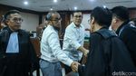 Ekspresi Pegawai Pajak Yulmanizar dan Febrian Divonis 4 Tahun Bui