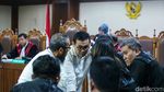 Ekspresi Pegawai Pajak Yulmanizar dan Febrian Divonis 4 Tahun Bui