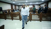 Hakim juga menghukum Febrian membayar uang pengganti Rp 7 miliar subsider 1 tahun kurungan.  