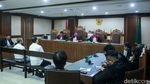 Ekspresi Pegawai Pajak Yulmanizar dan Febrian Divonis 4 Tahun Bui