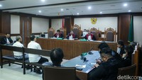 Febrian (kiri) dan Yulmanizar (kanan) menjalani sidang vonis di PN Tipikor, Jakarta, Senin (3/6/2024).
