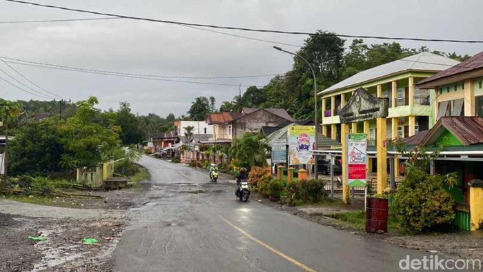 Lalu linta Jalan Poros Enrekang-Sidrap di Kabupaten Enrekang mulai normal setelah diterjang banjir.