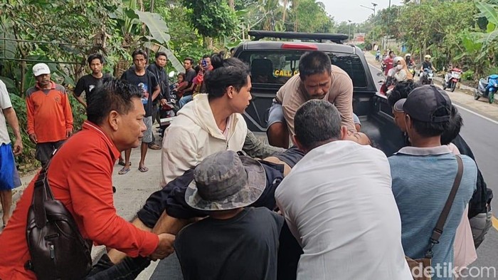 Evakuasi korban kecelakaan di Jalan Raya Padaherang, Pangandaran.