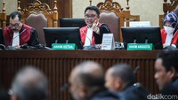 Ketua majelis hakim Rianto Adam Pontoh menanyakan honor yang diterima Febri di tahap penyidikan saat masih mendampingi SYL dkk.