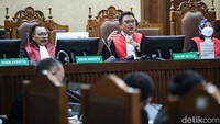 Hakim juga bertanya ke Febri apakah mengetahui sumber dana pembayaran honornya.