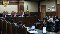 Febri juga dicecar hakim soal alasan mundur dari tim pengacara Syahrul Yasin Limpo. Febri mengaku mundur karena pernah diperiksa KPK dan dicegah ke luar negeri (LN).