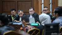 Diketahui, SYL didakwa melakukan pemerasan dan menerima gratifikasi dengan total Rp 44,5 miliar. Dia didakwa bersama dua eks anak buahnya, yakni Sekjen Kementan nonaktif Kasdi dan Direktur Kementan nonaktif M Hatta. Kasdi dan Hatta diadili dalam berkas perkara terpisah.