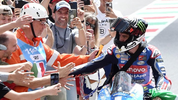 MotoGP - Italian Grand Prix - Mugello Circuit, Scarperia e San Piero, Italy - June 2, 2024 Ducati Lenovo Teams Francesco Bagnaia celebrates with fans after winning the race REUTERS/Jennifer Lorenzini