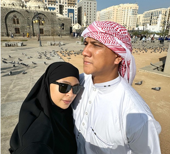 Gaya Tantri Syalindri menjalani ibadah haji bersama suaminya Hatna Danarda Gaya Tantri Syalindri menjalani ibadah haji bersama suaminya Hatna Danarda atau Arda NAFF