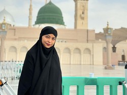 Gaya Tantri Kotak Berangkat Haji, Relakan Tabungan Beli Mobil Buat Bayar Haji