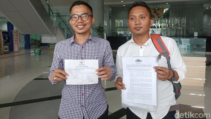 Gerakan Sadar Demokrasi dan Konstitusi (GRADASI) melaporkan tiga majelis hakim Mahkamah Agung (MA) ke Komisi Yudisial terkait putusan ubah syarat usia cakada. (Rachma/detikcom)