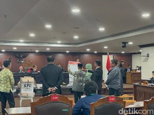 Momen KPU Diminta Hakim MK Hitung Ulang Surat Suara TPS Donggala