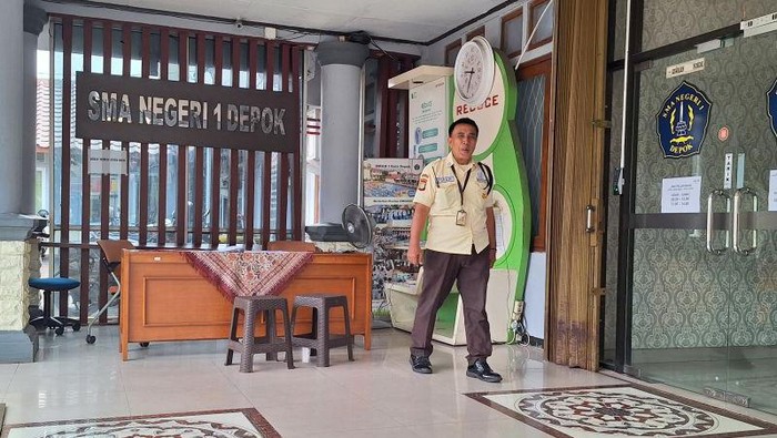 Hari pertama PPDB jalur zonasi tingkat SMA Negeri di Kota Depok, Jawa Barat diwarnai error atau gangguan server (Dok. Antara)