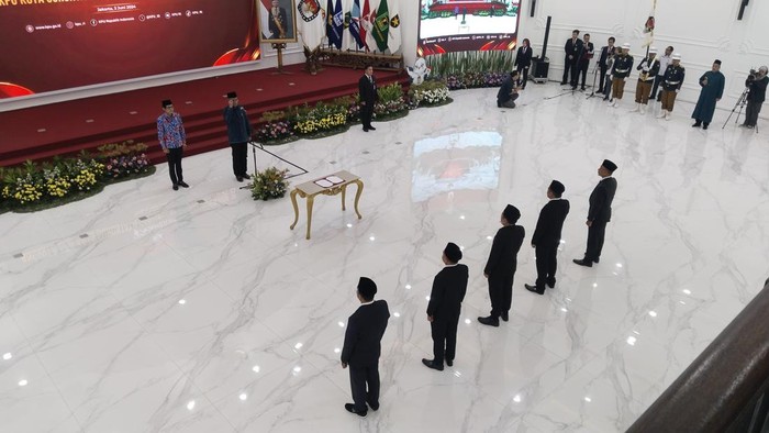 Hasyim lantik 5 anggota KPU Kota Gorontalo (Ammar/detikcom)
