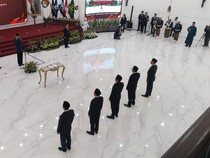 Lantik 5 Anggota KPU Kota Gorontalo, Hasyim Ingatkan Bekerja Sesuai UU