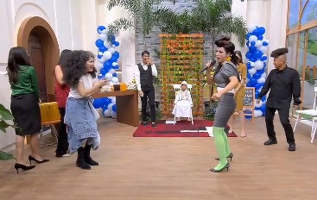 Tampil totalitas, aksi wanita 40 tahun itu sukses bikin ngakak. Tak sedikit netizen yang mengaku terhibur melihat tingkah kocak Hesti. Foto: Instagram/@bts_trans7