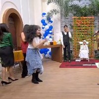 Tampil totalitas, aksi wanita 40 tahun itu sukses bikin ngakak. Tak sedikit netizen yang mengaku terhibur melihat tingkah kocak Hesti. Foto: Instagram/@bts_trans7