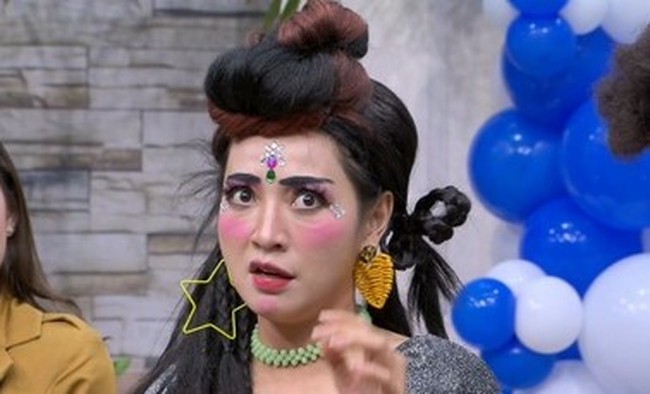 Tak hanya outfitnya yang totalitas, tatanan rambut dan riasan wajahnya pun demikian. Istri Edo Borne itu tampil dengan dandanan nyentrik dan menor. Foto: Instagram/@bts_trans7