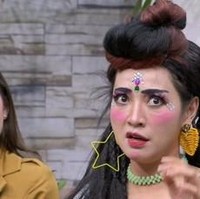 Tak hanya outfitnya yang totalitas, tatanan rambut dan riasan wajahnya pun demikian. Istri Edo Borne itu tampil dengan dandanan nyentrik dan menor. Foto: Instagram/@bts_trans7